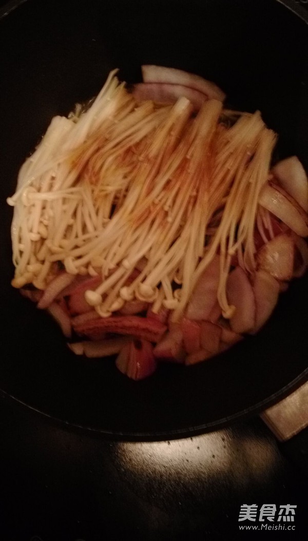 Enoki Mushroom and Egg Braised Noodles recipe