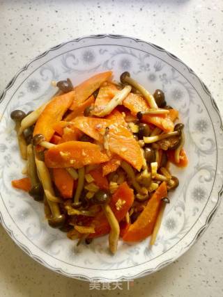 Stir-fried Crab Mushrooms with Homemade Carrots recipe