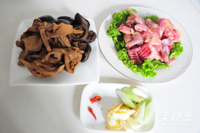 Stir-fried Pigeon with Mushrooms and Dried Bamboo Shoots recipe