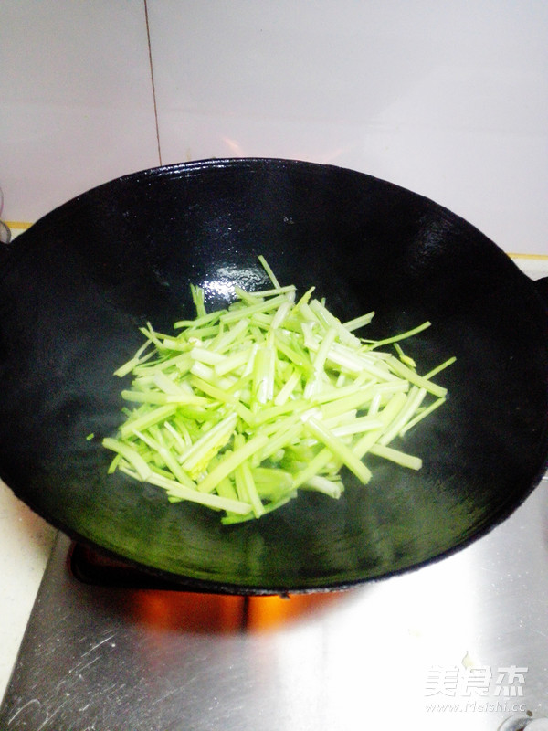 Stir-fried Celery with Dried Golden Chicken recipe