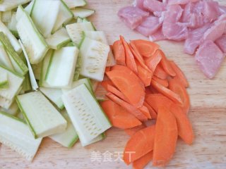 Stir-fried Carrots and Summer Gourd with Meat recipe