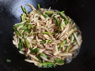 Stir-fried Pleurotus Eryngii with Garlic Sprouts recipe