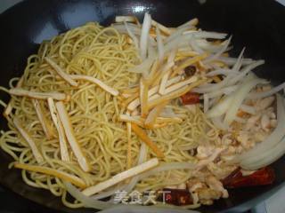 Stir-fried Yellow Noodles with Chicken-xinjiang Taste recipe