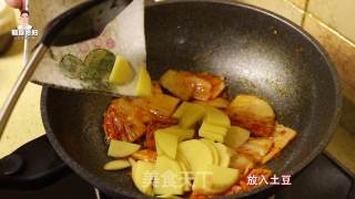 Stir-fried Potato Chips with Korean Spicy Cabbage recipe