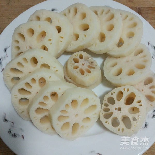 Stewed Pork Knuckles with Peanuts and Lotus Root recipe