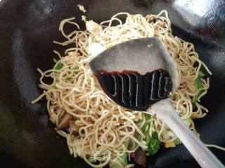 Stir-fried Dry Noodles with Cabbage and Mushrooms recipe