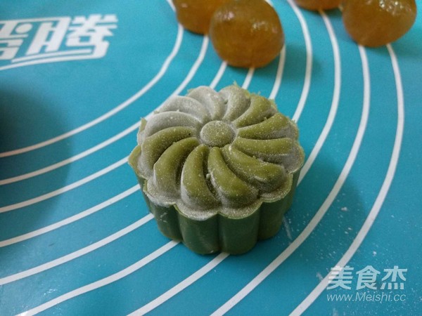 Snowy Mooncakes with Pineapple Stuffing recipe