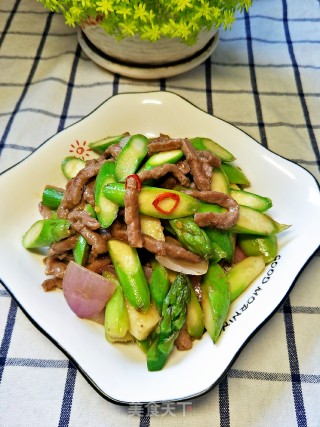 Stir-fried Beef with Onion and Asparagus recipe