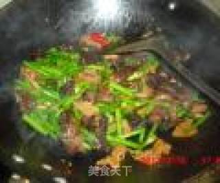 Stir-fried Pork with Garlic Stalk and Fungus recipe