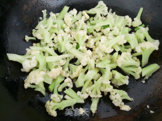 Stir-fried Cauliflower with Shredded Chicken recipe