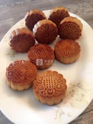 #新良婚纱大赛#simple Cantonese-style Lotus Paste and Egg Yolk Mooncakes recipe