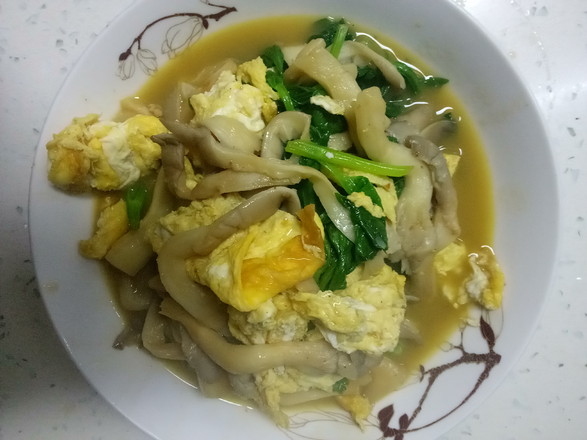Scrambled Eggs with Celery Leaf and Mushroom