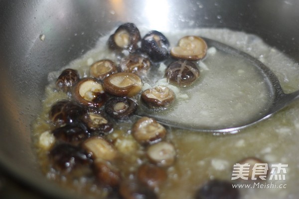 Grilled Clams with Mushroom in Oyster Sauce recipe