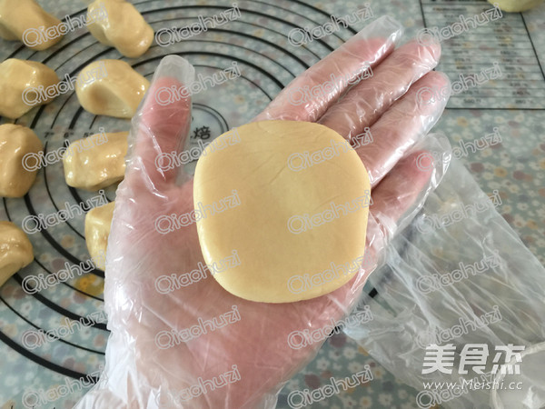 Cantonese Bean Paste Egg Yolk Mooncake recipe