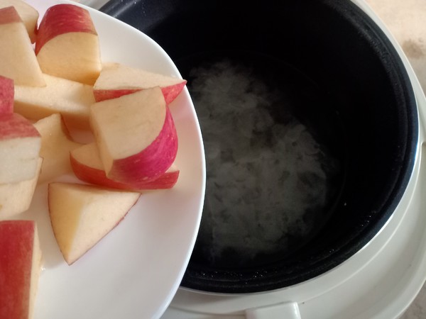 Tremella, Apple and Red Fruit Soup recipe