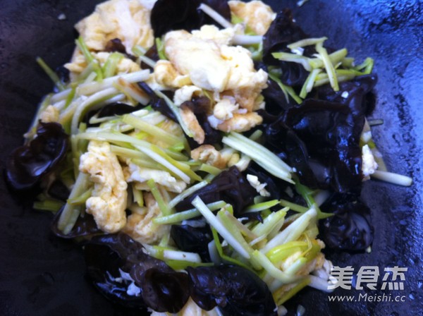 Scrambled Eggs with Garlic and Yellow Fungus recipe