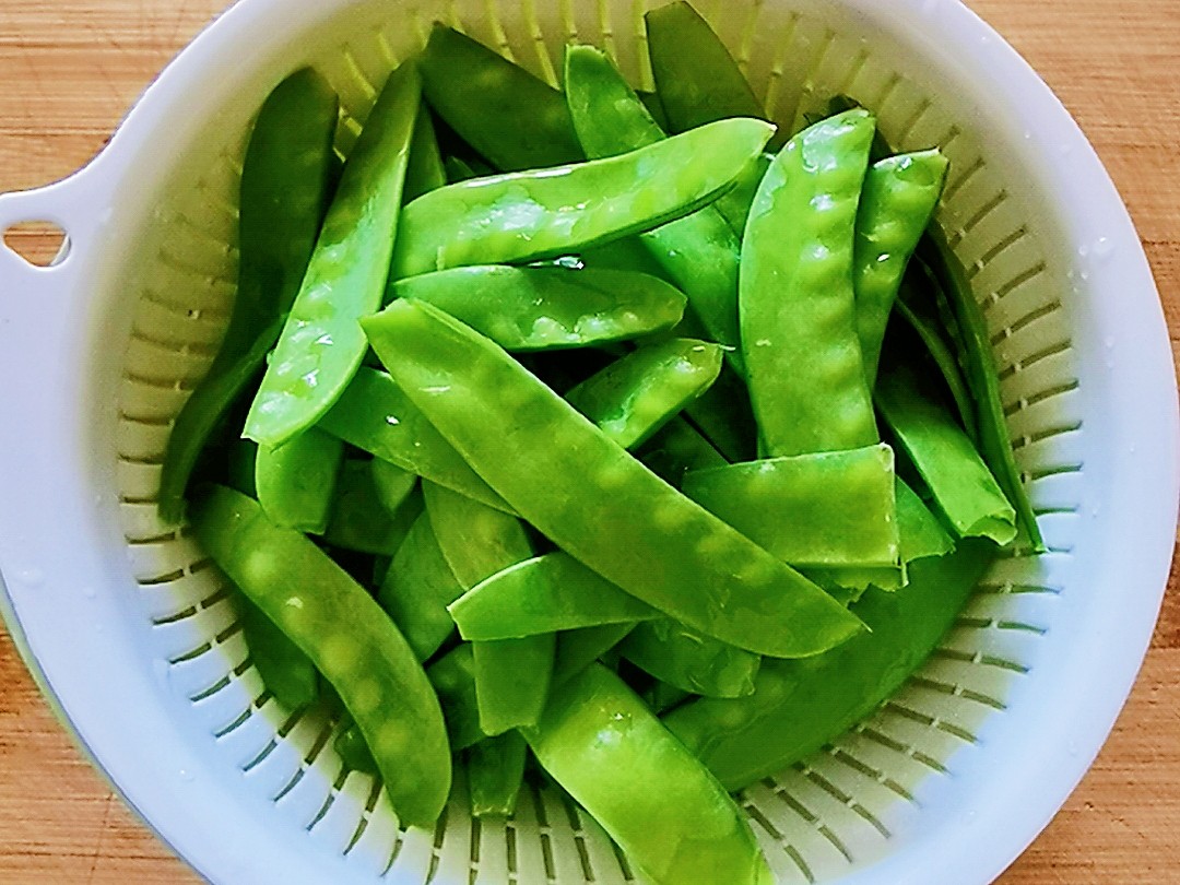 Stir-fried Snow Peas with Garlic recipe