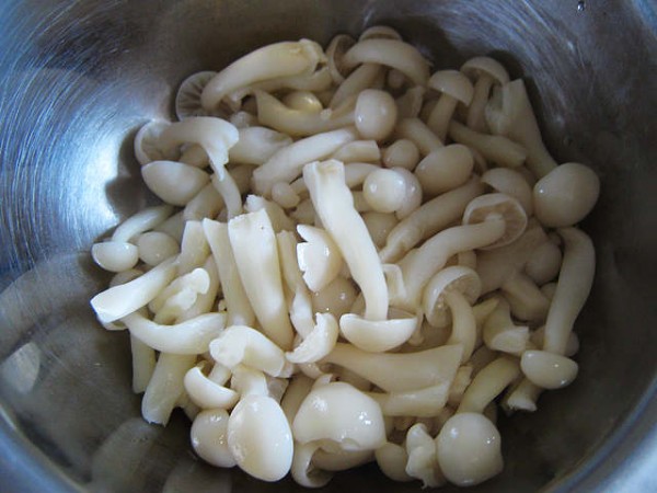 White Jade Mushroom Mixed with Chicken Offal recipe