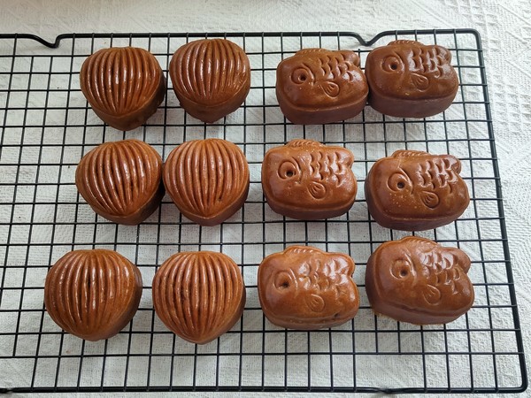 Detailed Steps of Brown Sugar Five-core Mooncakes, Including Luxurious Five-core Filling recipe