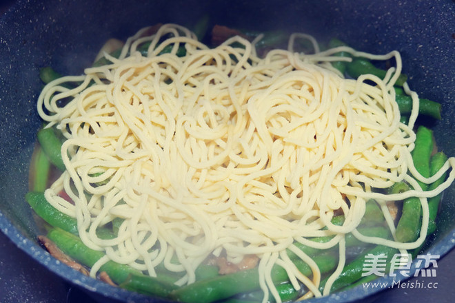 Braised Noodles with Beans recipe