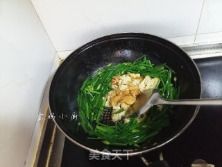Scrambled Eggs with Chive Stalks recipe