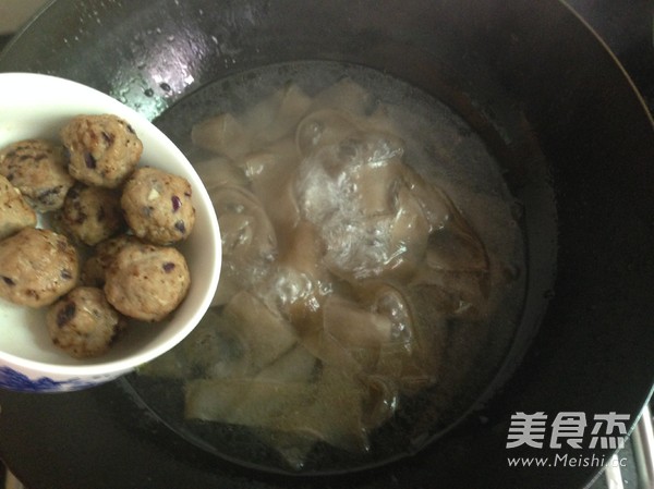 Lettuce Soup with Meatballs and Noodles recipe