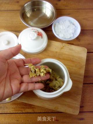 Lotus Seeds and Chrysanthemum Stewed with Rock Sugar recipe