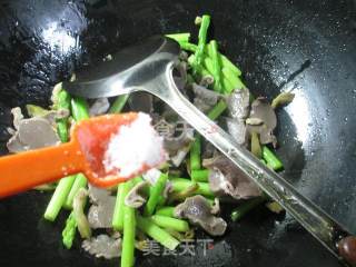 Stir-fried Goose Gizzards with Shredded Mustard and Asparagus recipe