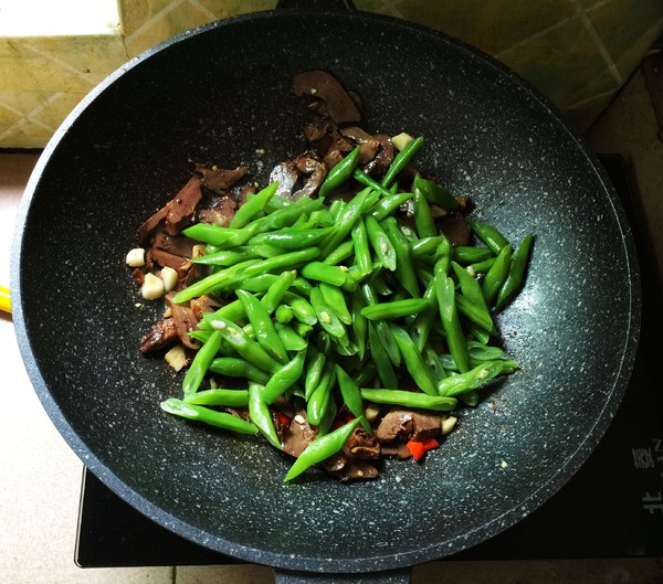 Stir-fried Pork Heart with Green Beans recipe