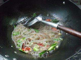 Stir-fried Vetch Noodles with Sour Cabbage recipe