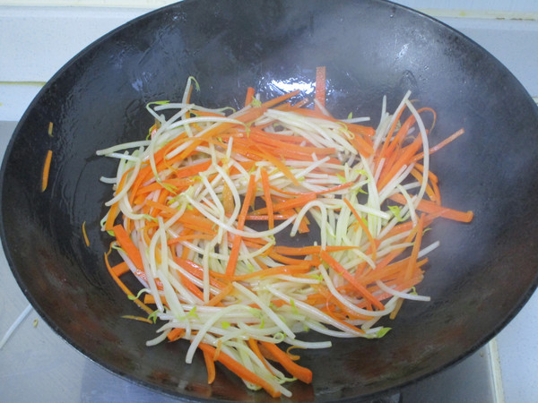 Stir-fried Three Shreds of Mung Bean Sprouts recipe