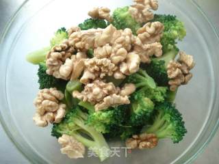 Broccoli Mixed with Walnuts recipe