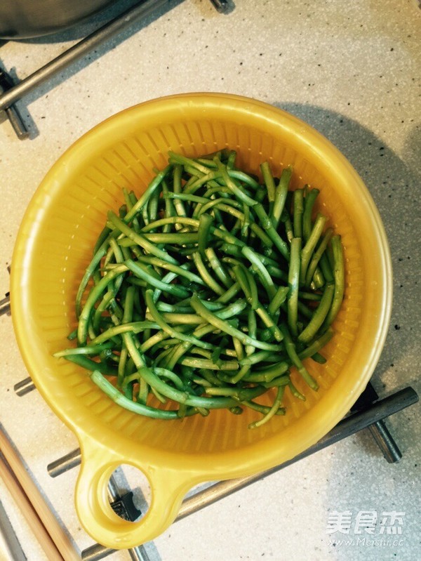 Stir-fried Sang Zi Xiao Artemisia recipe