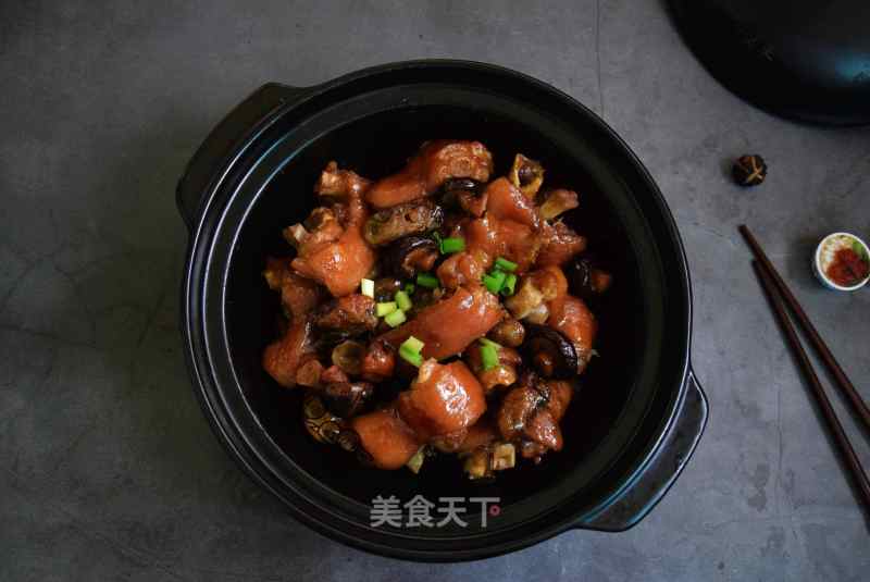 Braised Pork Knuckles with Mushroom and Oyster Sauce recipe