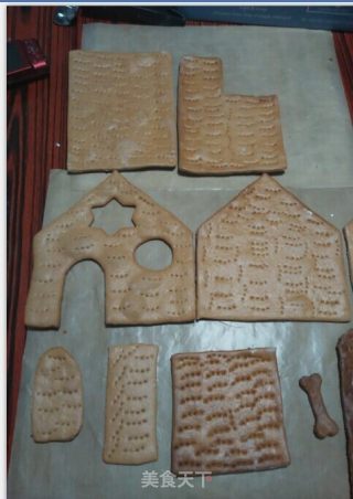 Christmas Gingerbread House Cookies Can Also be Used to Build Houses and Give Children Christmas Surprises recipe