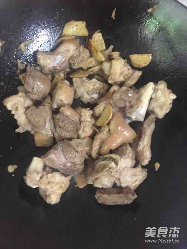 Braised Pork Knuckles with Southern Milk Pueraria Root recipe