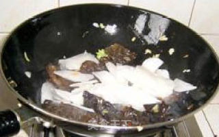 Post-holiday Gastrointestinal Preparation-fried Fungus with Winter Lettuce recipe