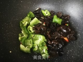 Stir-fried Shrimp with Wrinkled Pepper Fungus recipe