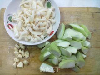 Stir-fried Loofah and White Jade Mushroom recipe