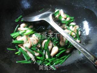 Stir-fried Jiangbai Shrimp with Leek recipe