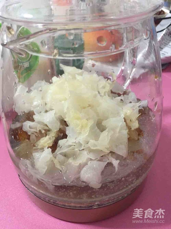 Stewed Tremella with Snow Swallow, Peach Gum and Soap Horn Rice recipe