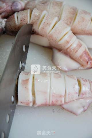 Stir-fried Combination of Sichuan Flavor and Seafood [pen Tube Fish with Hot Pepper Sauce] recipe