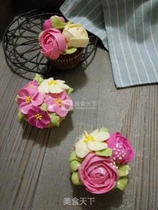 Decorated Cupcakes (easy to Make Cheese Frosting) recipe