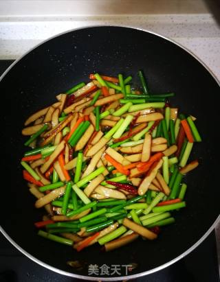 Stir-fried Spiced Dried Beans with Garlic Moss recipe