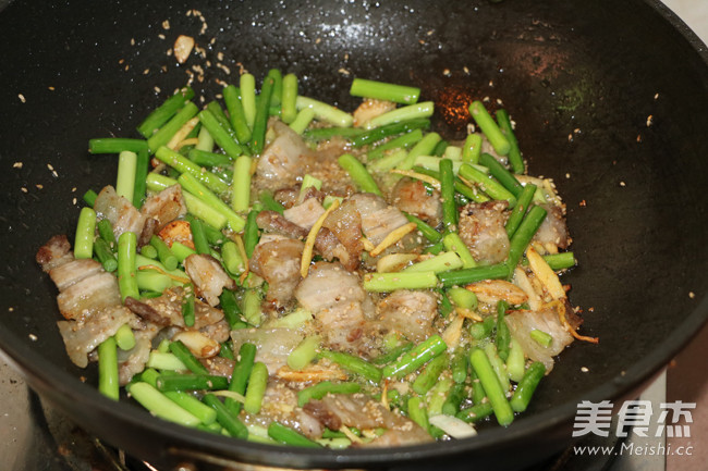 Stir-fried Twice-cooked Pork with Green Garlic Sprouts recipe