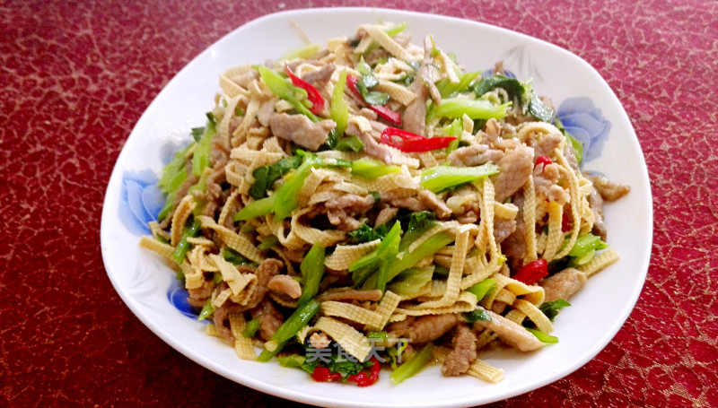 Stir-fried Shredded Pork with Parsley and Bean Curd recipe