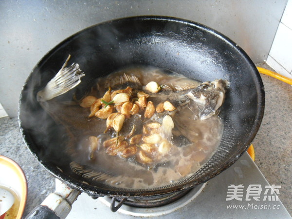 Grilled Partial Fish with Garlic recipe