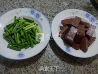 Stir-fried Goose Blood with Garlic Stalks recipe