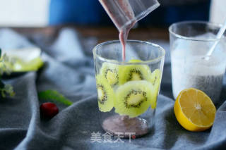 Kiwi Smoothie that is So Cute that I Want to Eat It in One Bite recipe