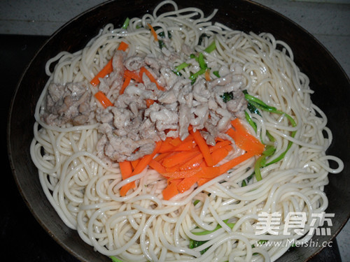 Fried Noodles with Shredded Pork and Carrots recipe